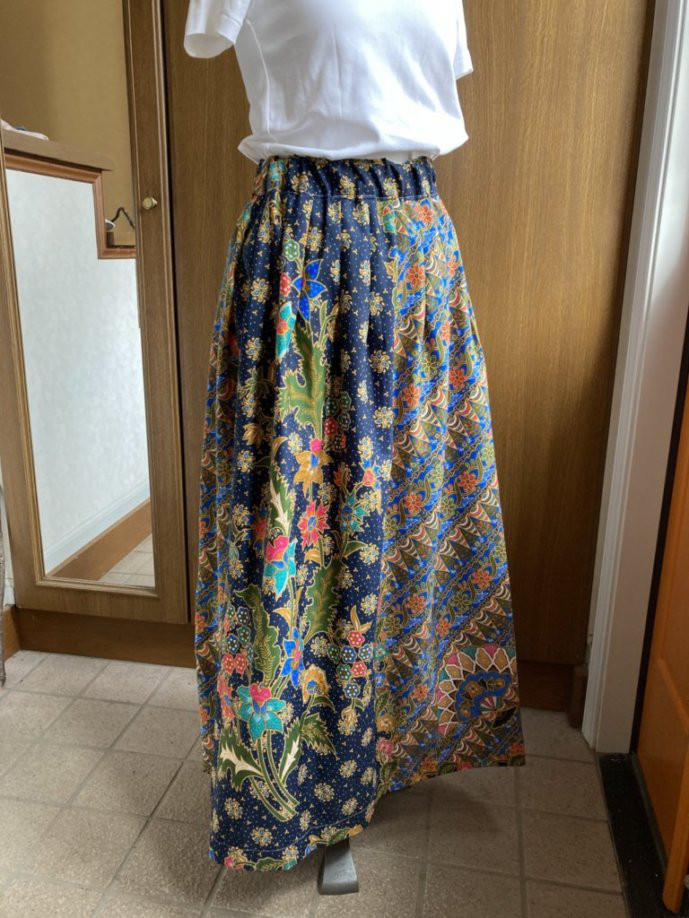 バティックロングスカート：華やかなプリントです