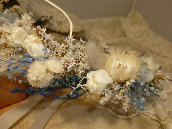 野の花の花冠（ブルー）シルバーデージーとアジサイ・カスミソウ 　受注製作 2枚目の画像