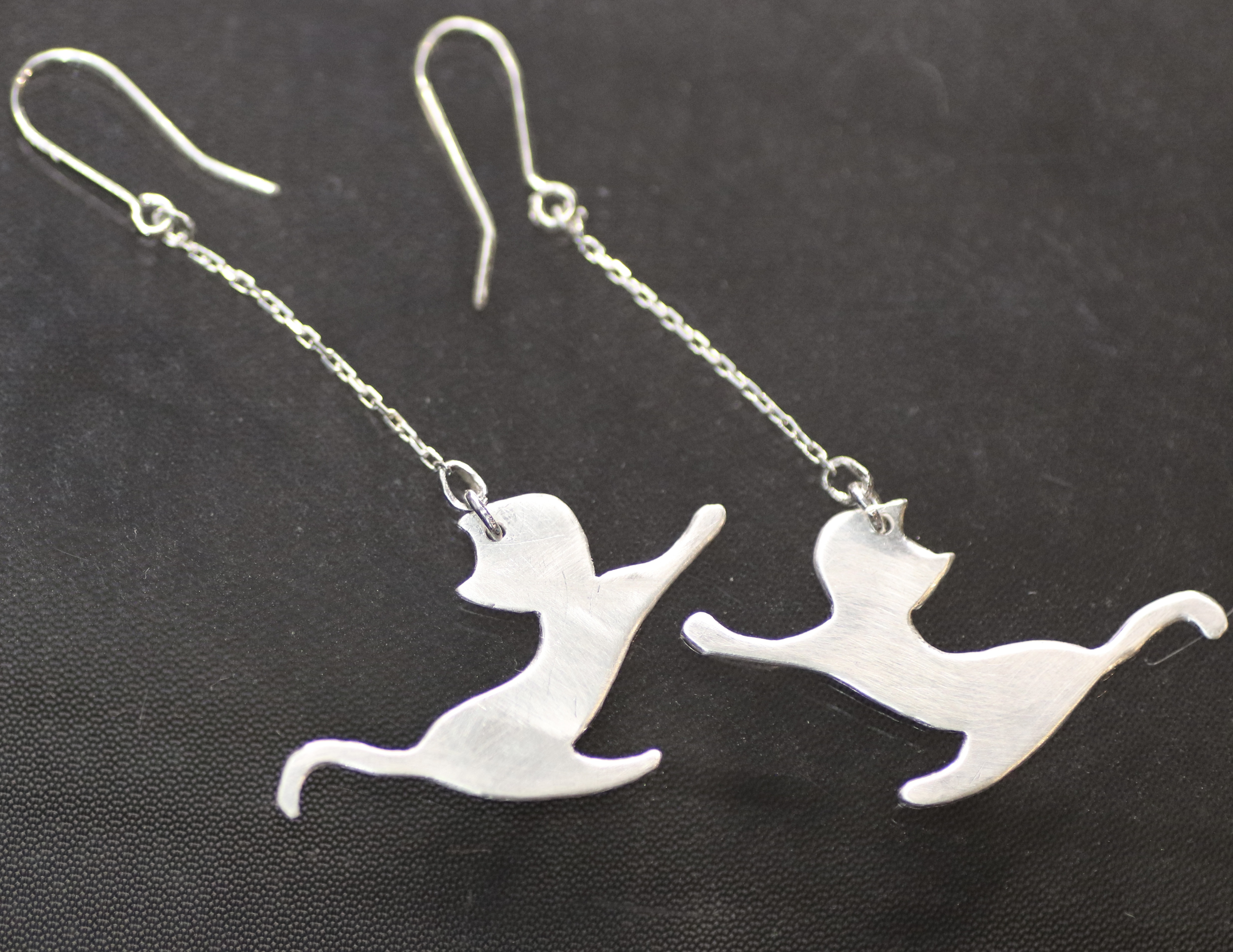 ロングチェーンにゃんこピアス (O No.19)