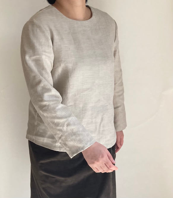 麻/リネン100%透けにくい体型カバーTブラウス（ベージュ/半袖・長袖・クルーネック・Vネック） 20枚目の画像
