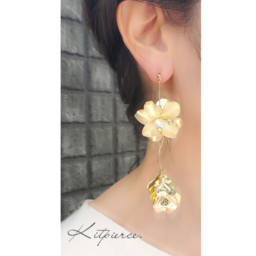 大ぶり マットゴールドフラワー×艶ゴールド花びら ペタルピアス 結婚式