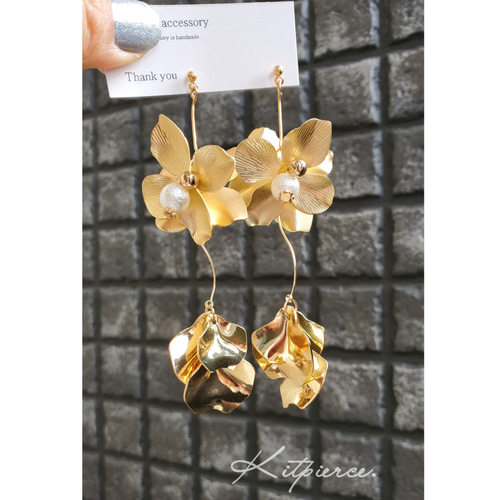 大ぶり マットゴールドフラワー×艶ゴールド花びら ペタルピアス 結婚式