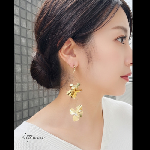 人気No.1】大ぶり 艶ゴールド メタルフラワー ゆらゆらお花舞うピアス