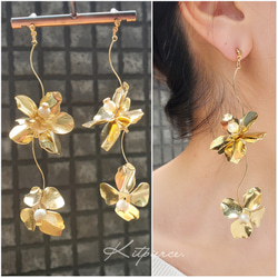 輝く高品質な 大ぶり ゆらゆらお花舞うピアス 艶ゴールドフラワー イヤリング・ノンホールピアス