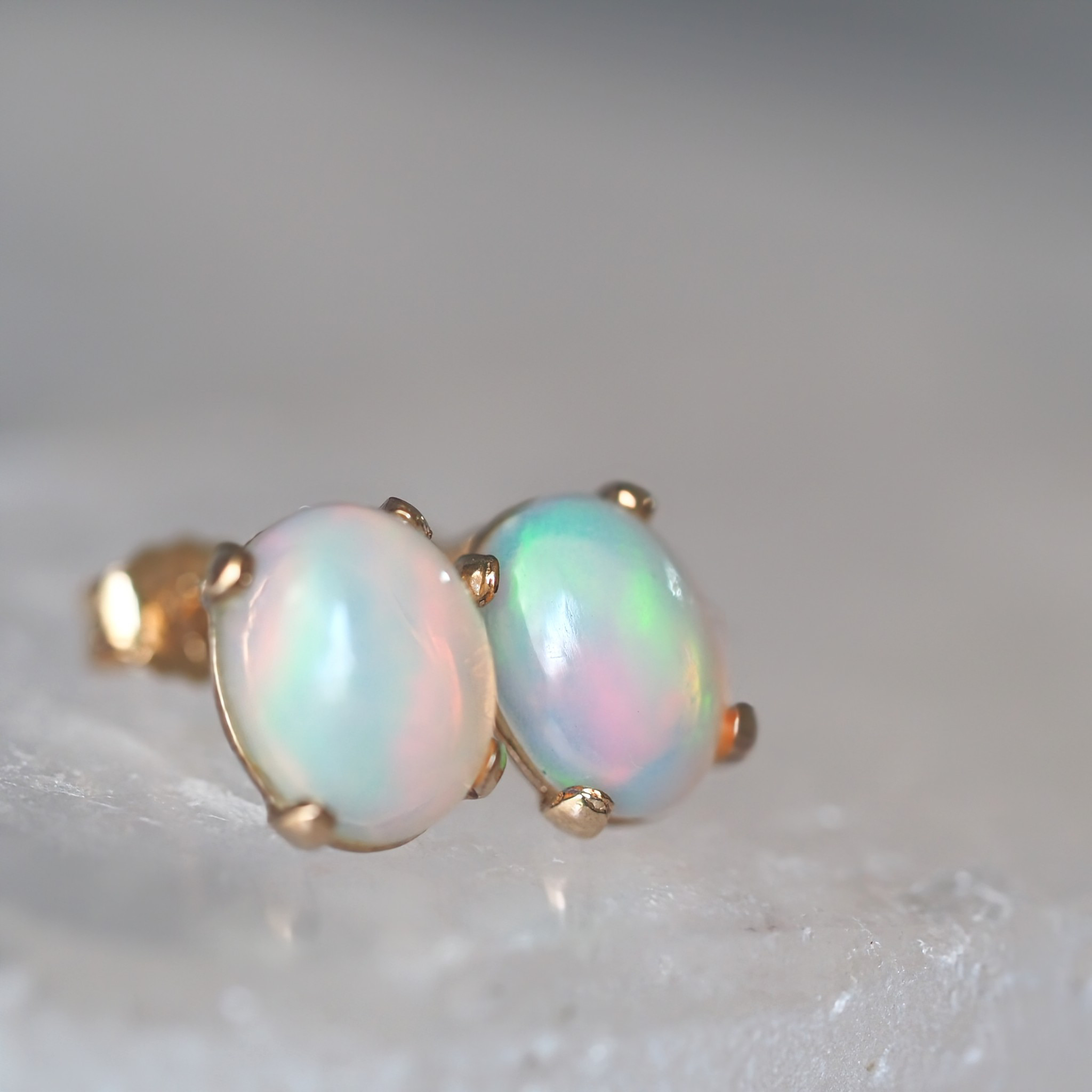 《エチオピア産オパール宝石質AAAスタッドピアス》 8㎜×6㎜ 大粒