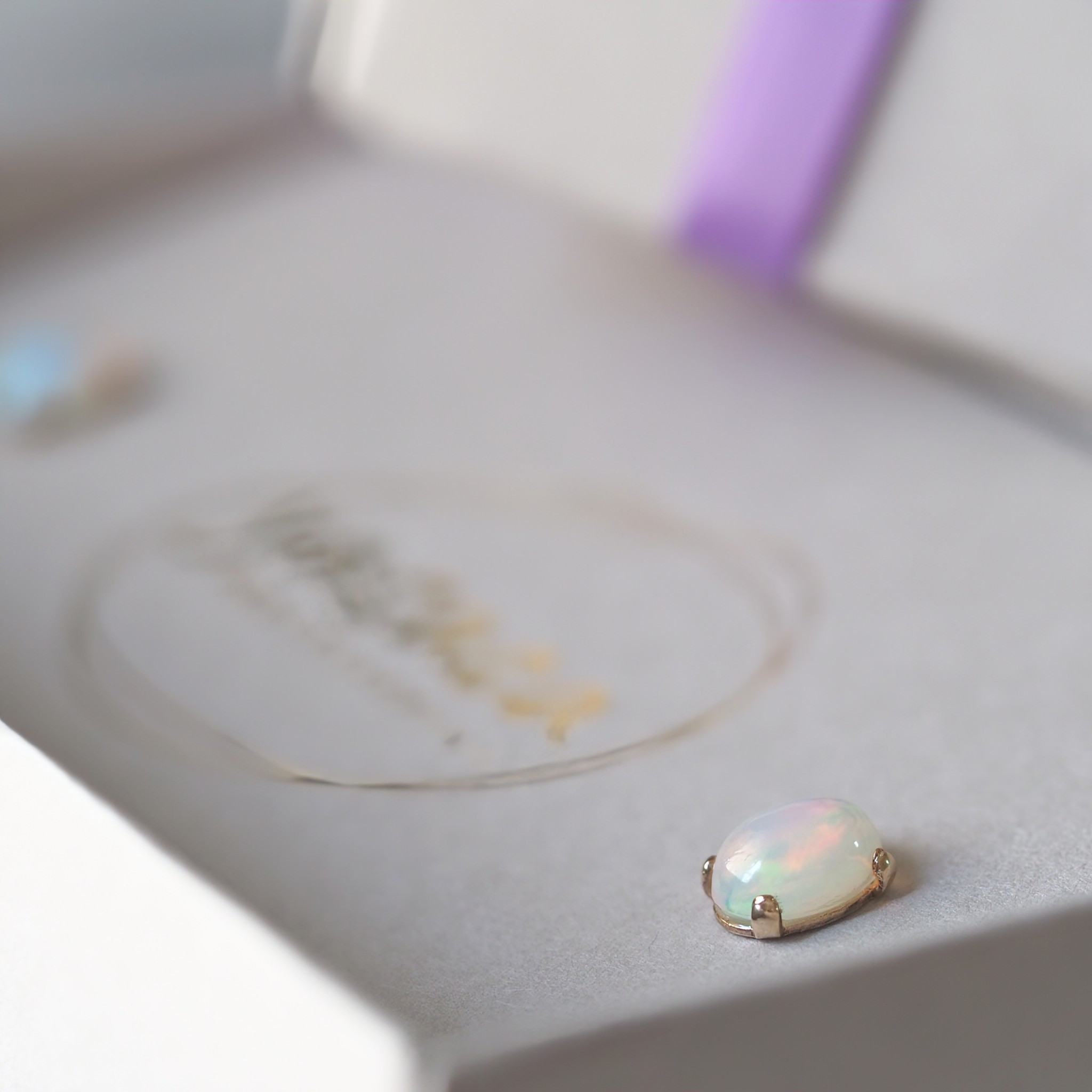 《エチオピア産オパール宝石質AAAスタッドピアス》 8㎜×6㎜ 大粒