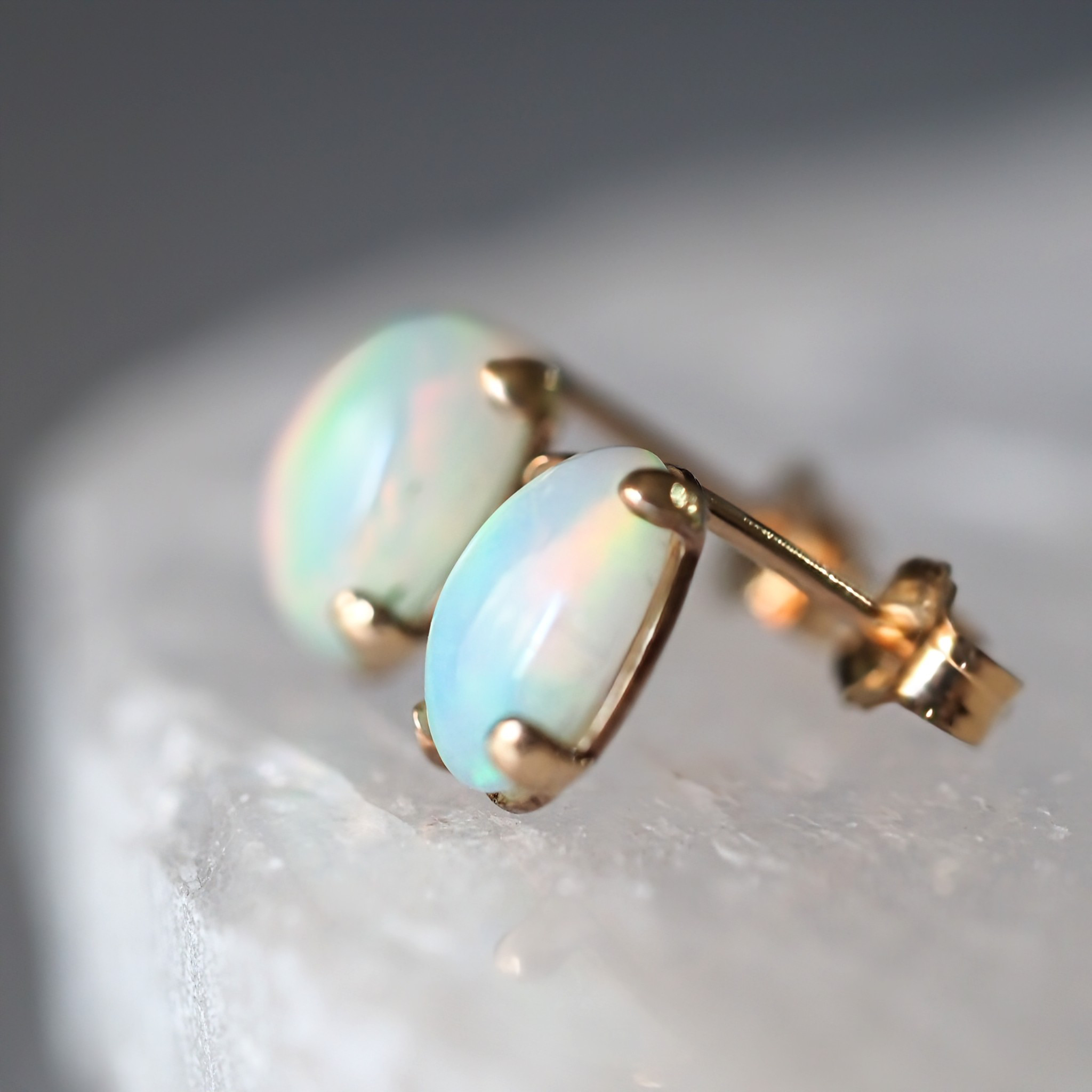 《エチオピア産オパール宝石質AAAスタッドピアス》 8㎜×6㎜ 大粒