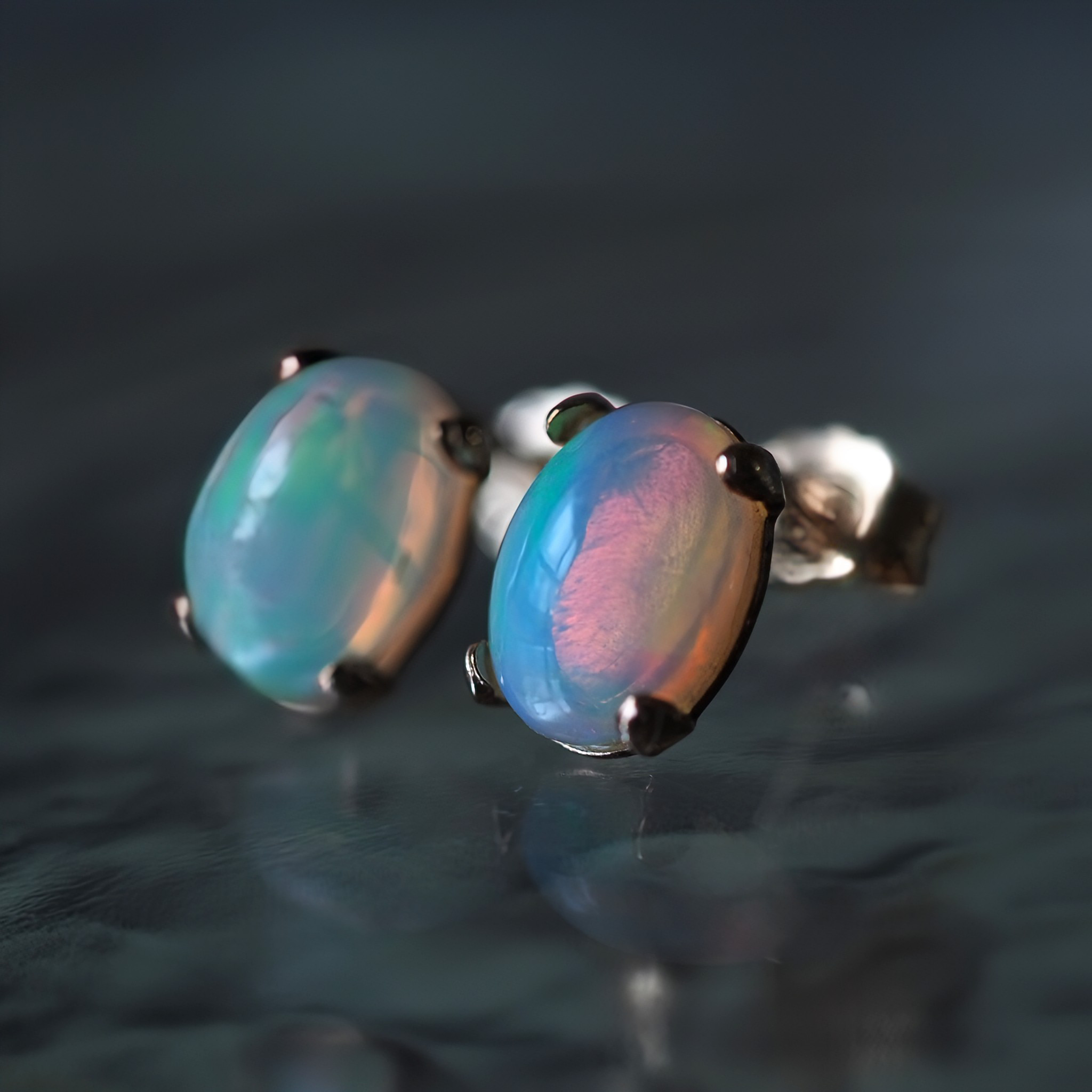 《エチオピア産オパール宝石質AAAスタッドピアス》 8㎜×6㎜ 大粒