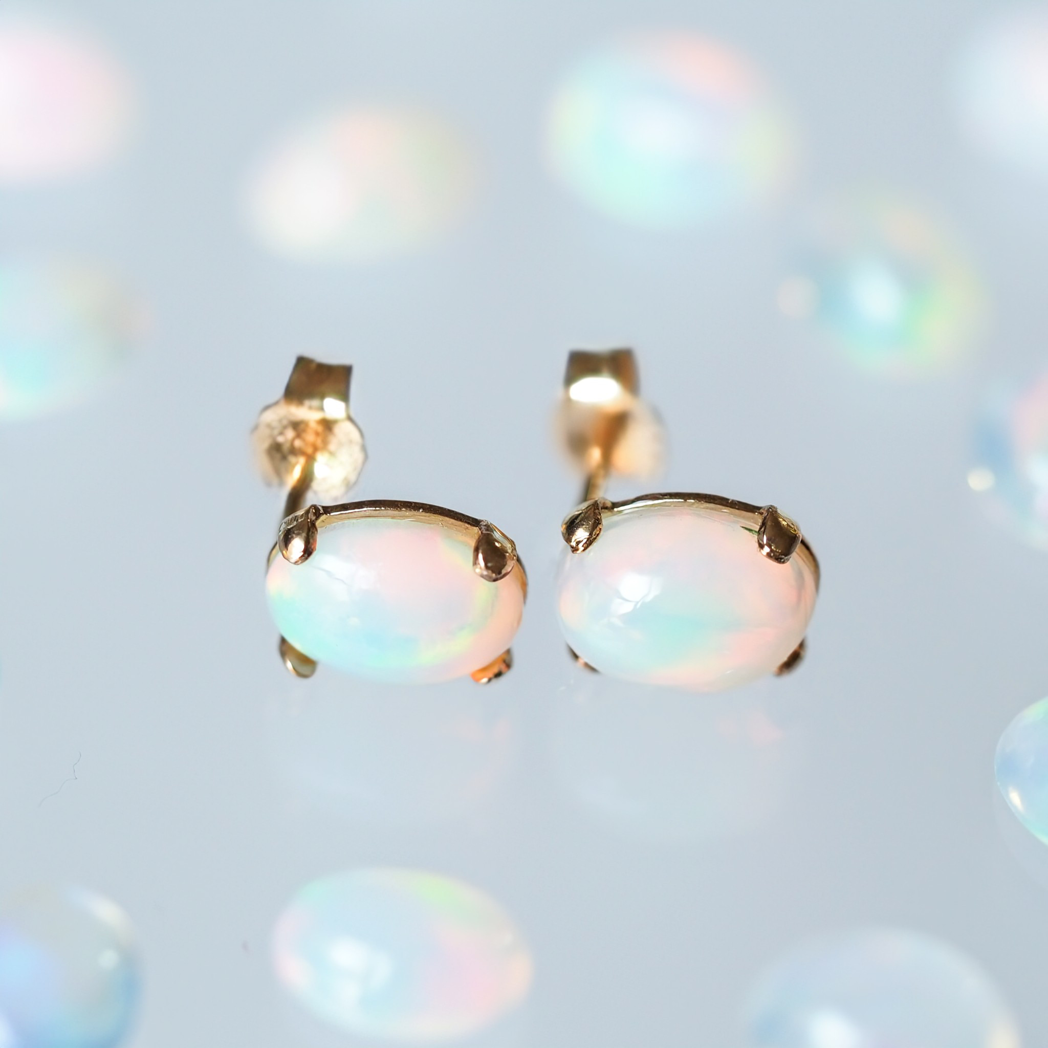 《エチオピア産オパール宝石質AAAスタッドピアス》 8㎜×6㎜ 大粒