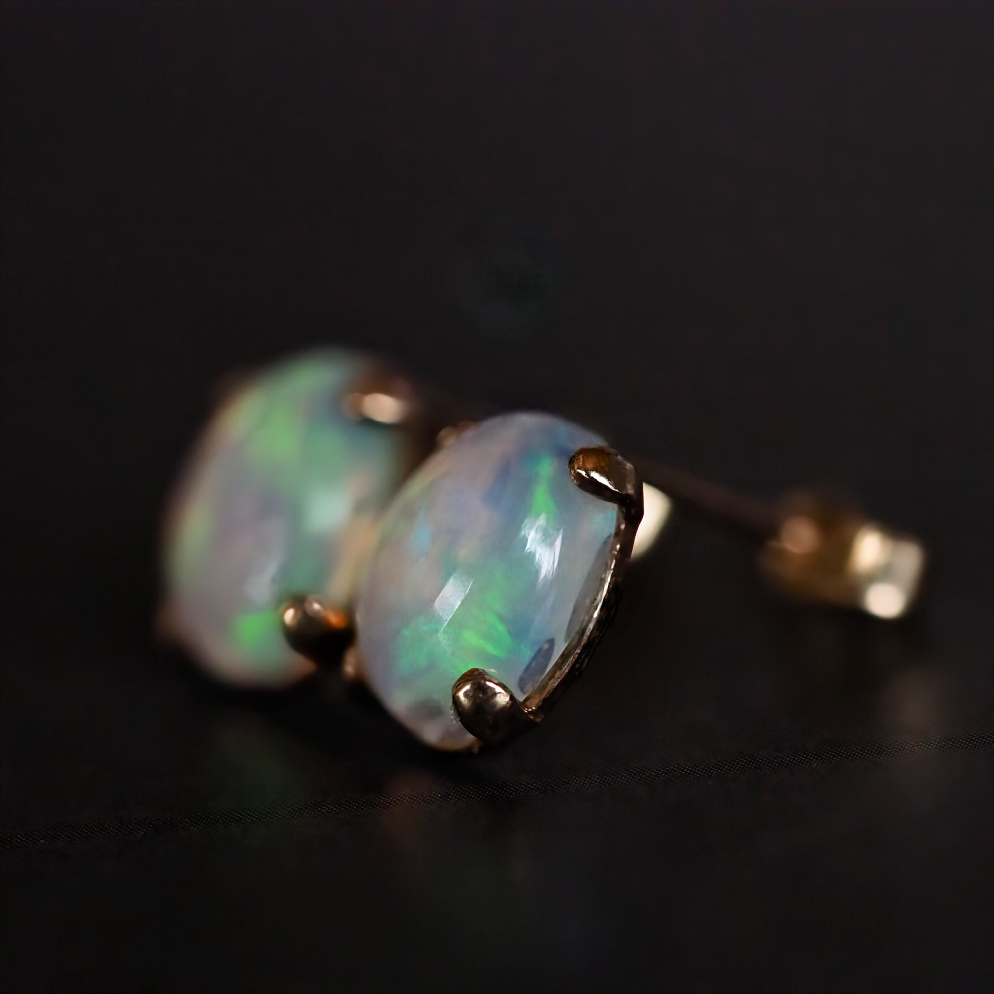 《エチオピア産オパール宝石質AAAスタッドピアス》 8㎜×6㎜ 大粒