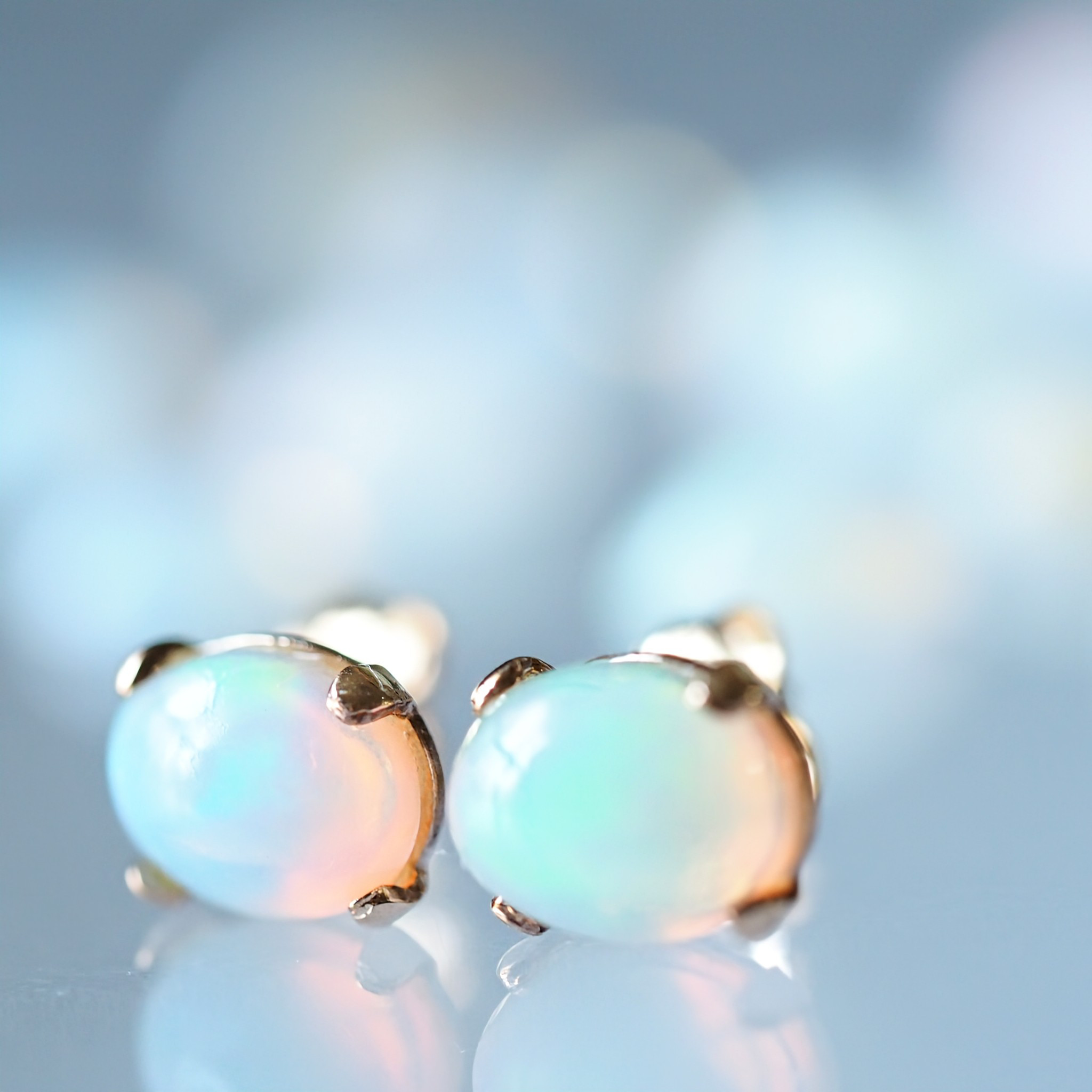 《エチオピア産オパール宝石質AAAスタッドピアス》 8㎜×6㎜ 大粒