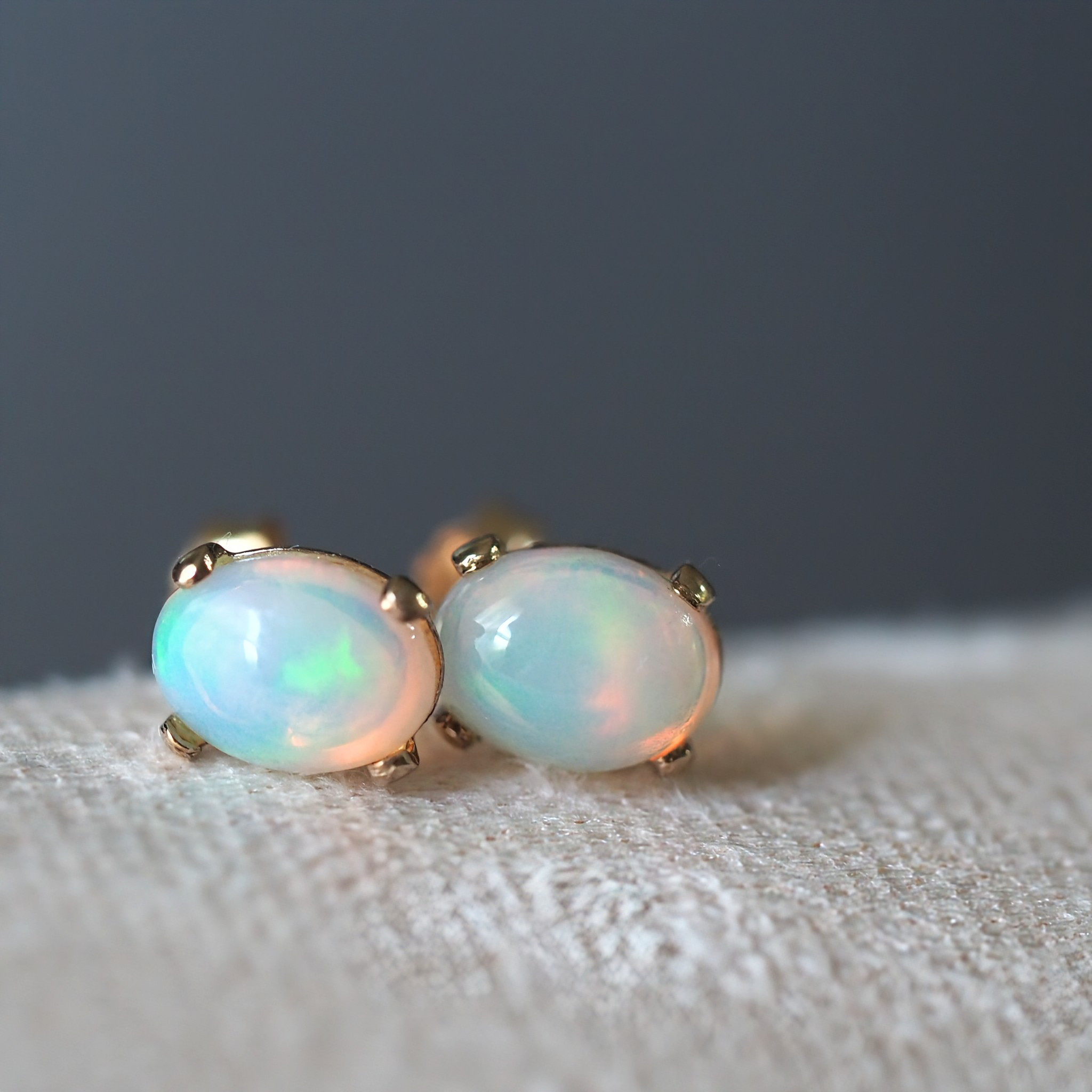 《エチオピア産オパール宝石質AAAスタッドピアス》 8㎜×6㎜ 大粒