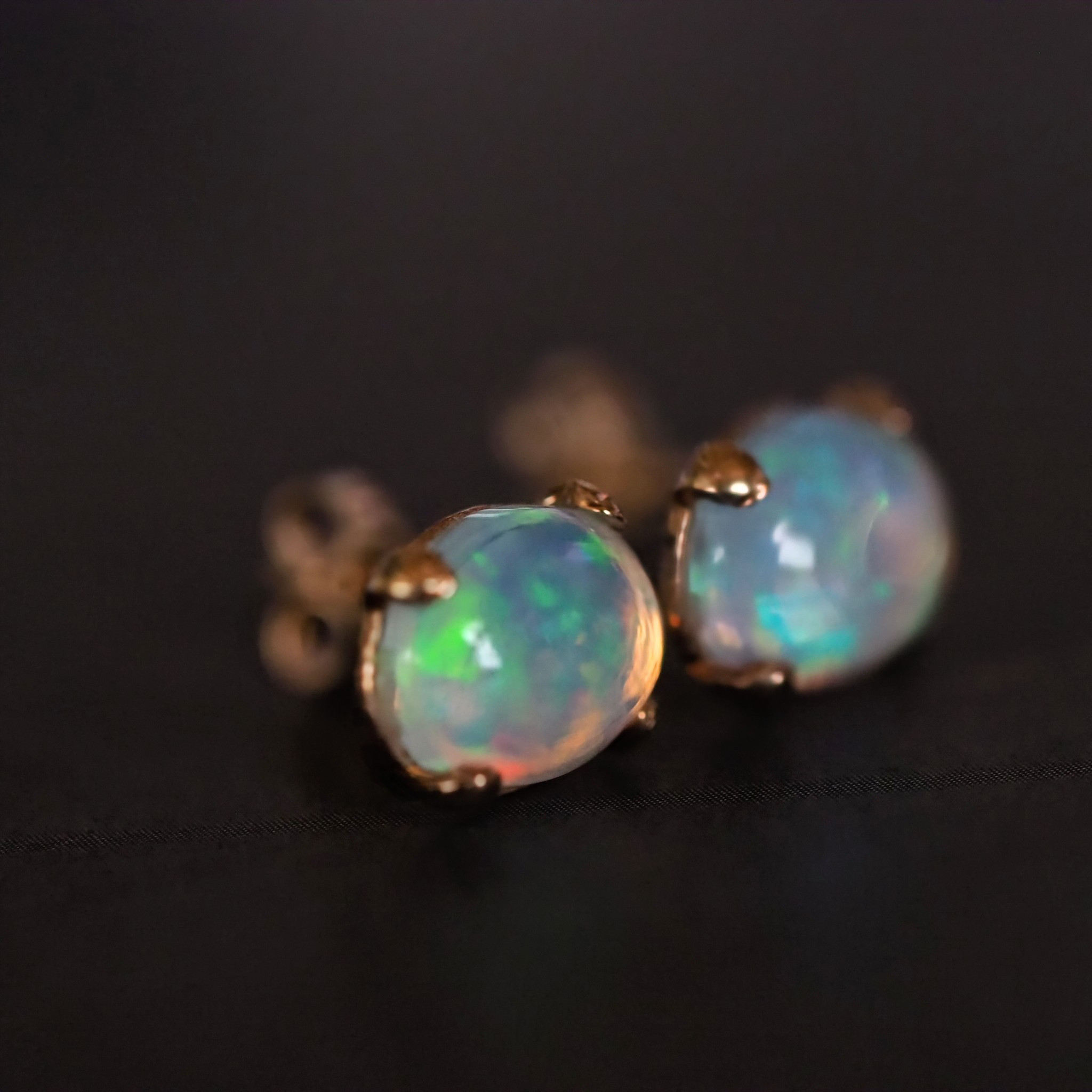 《エチオピア産オパール宝石質AAAスタッドピアス》 8㎜×6㎜ 大粒