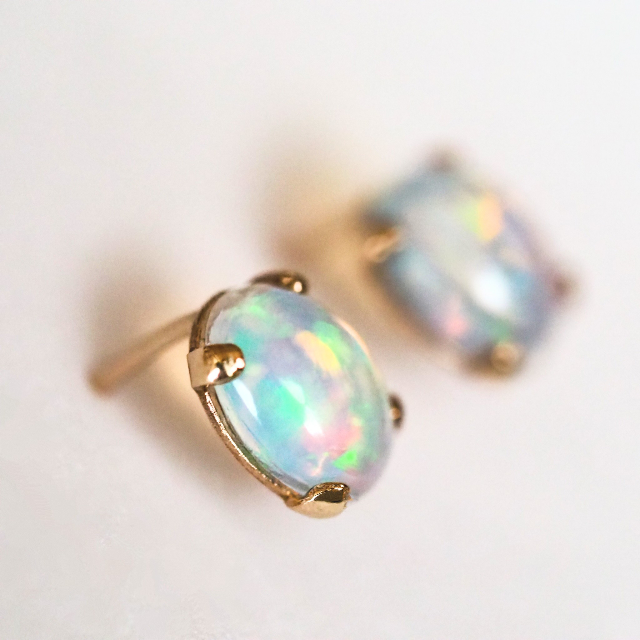 《エチオピア産オパール宝石質AAAスタッドピアス》 8㎜×6㎜ 大粒