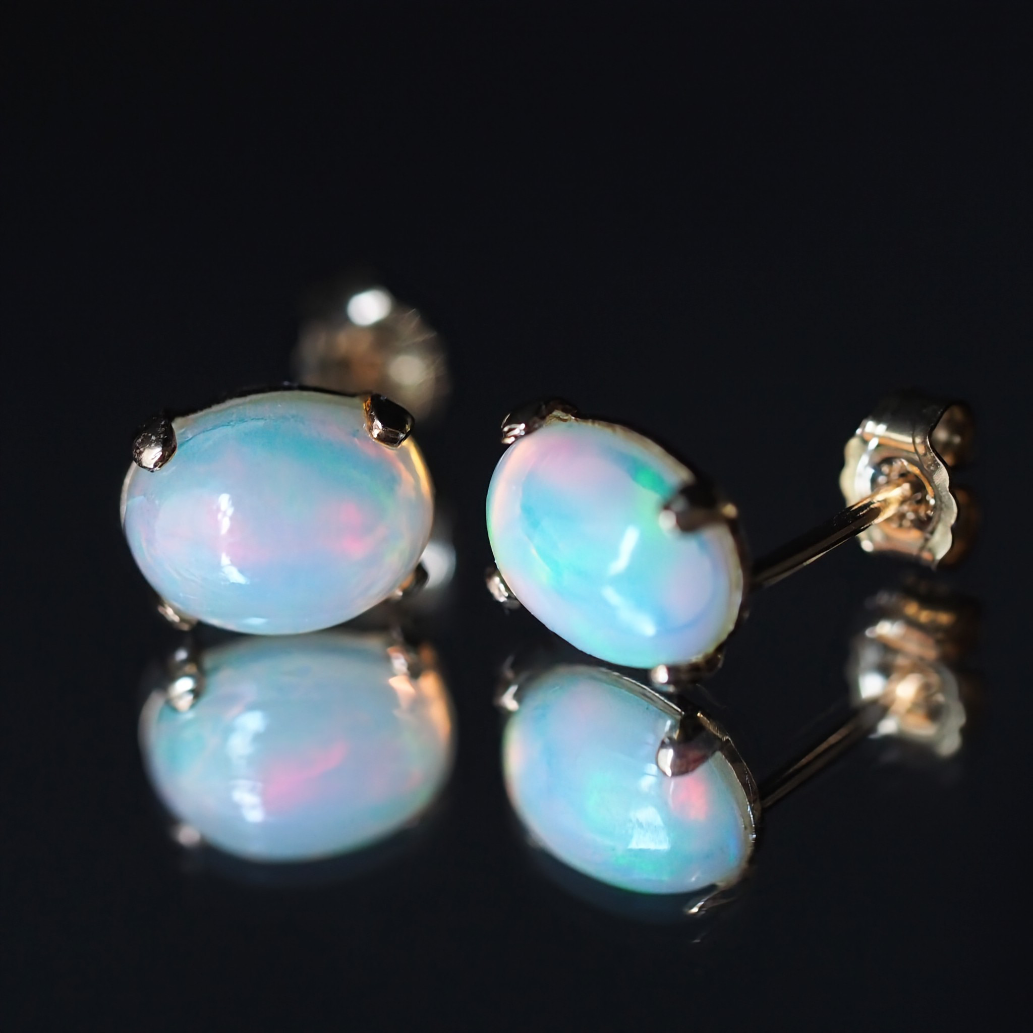 《エチオピア産オパール宝石質AAAスタッドピアス》 8㎜×6㎜ 大粒