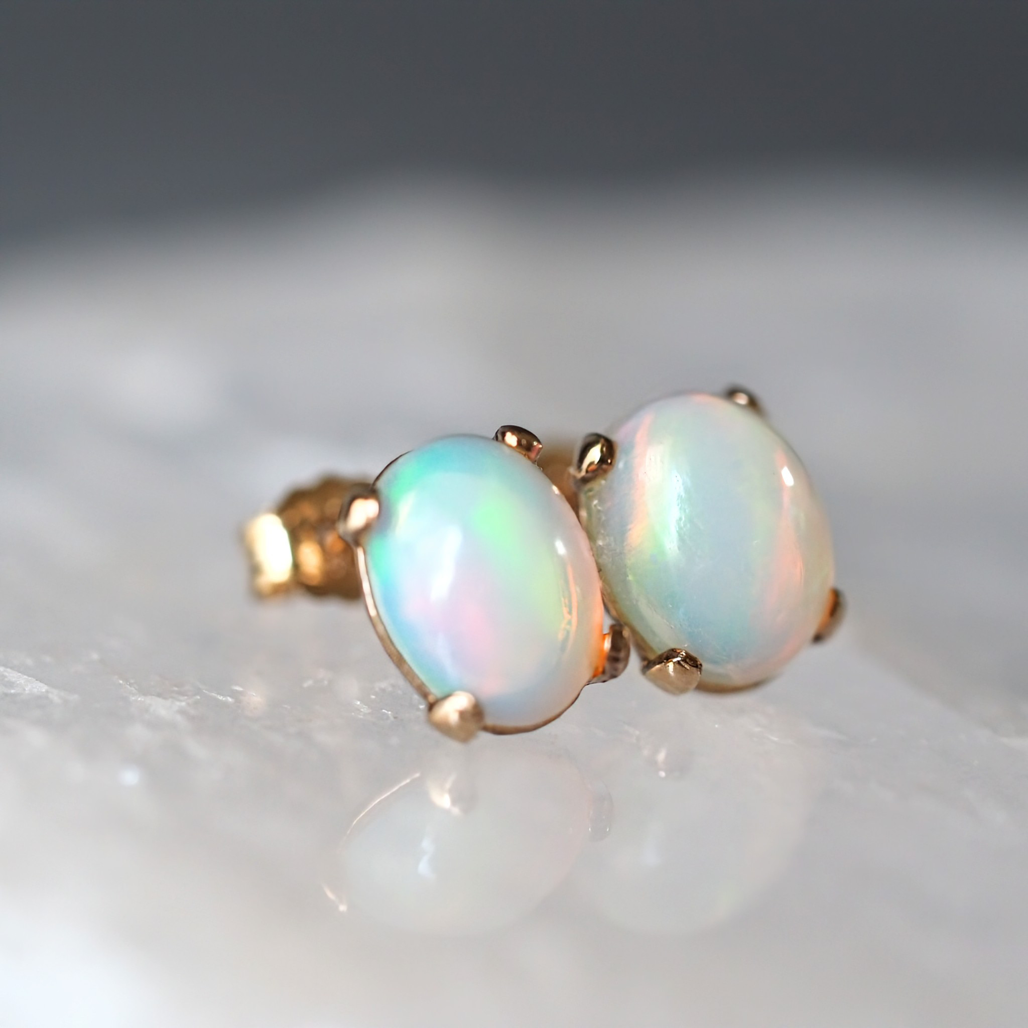 《エチオピア産オパール宝石質AAAスタッドピアス》 8㎜×6㎜ 大粒