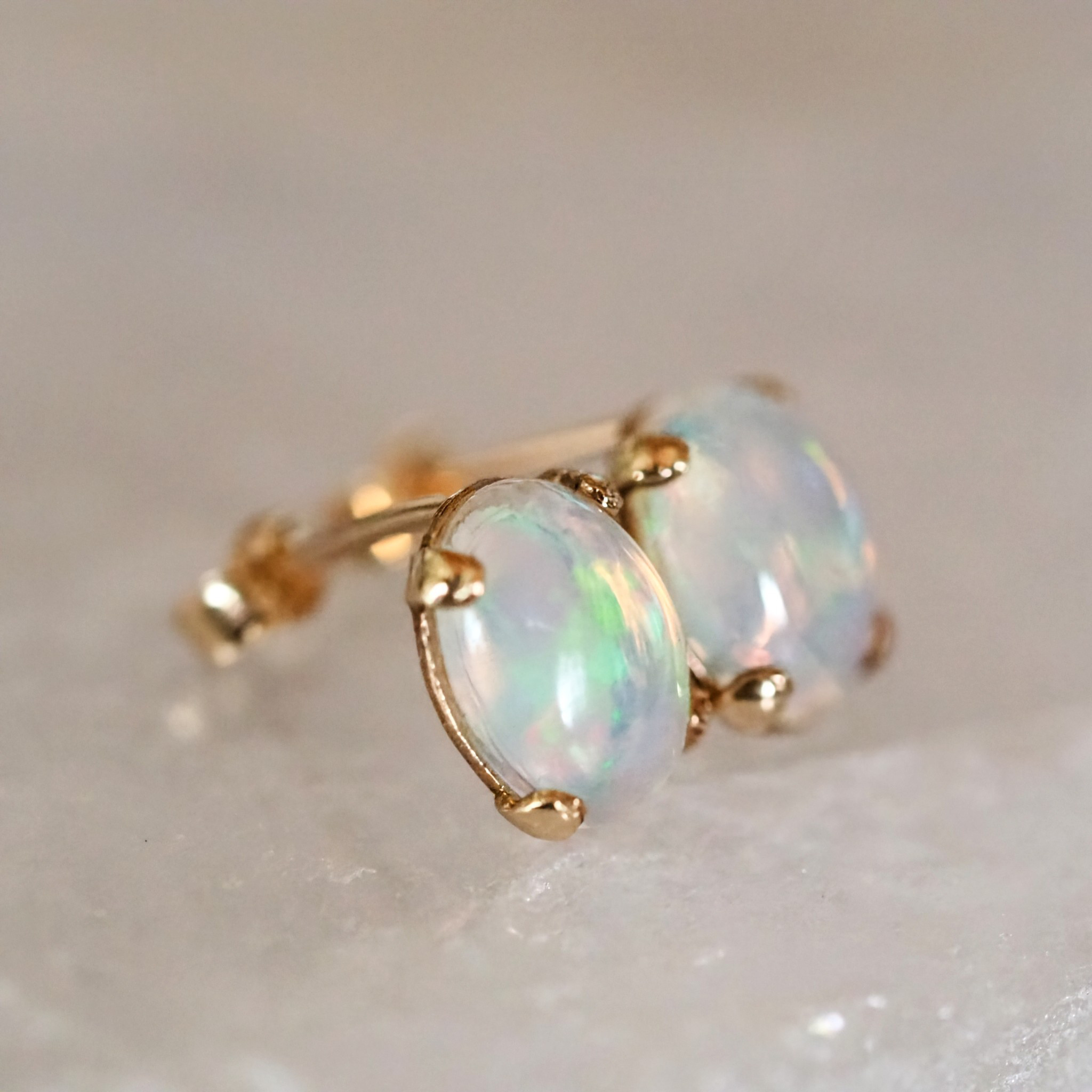 《エチオピア産オパール宝石質AAAスタッドピアス》 8㎜×6㎜ 大粒