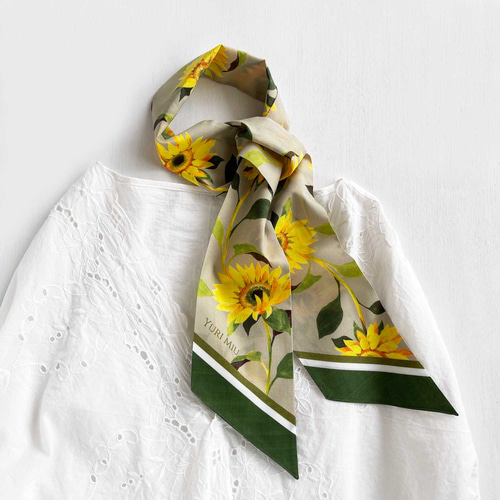 0805 グッチ　スカーフ　花　ひまわり　ネイビー　糸ツレあり.※値下げ不可. 0805 グッチ スカーフ 花 ひまわり ネイビー 糸ツレあり.※値下げ不可