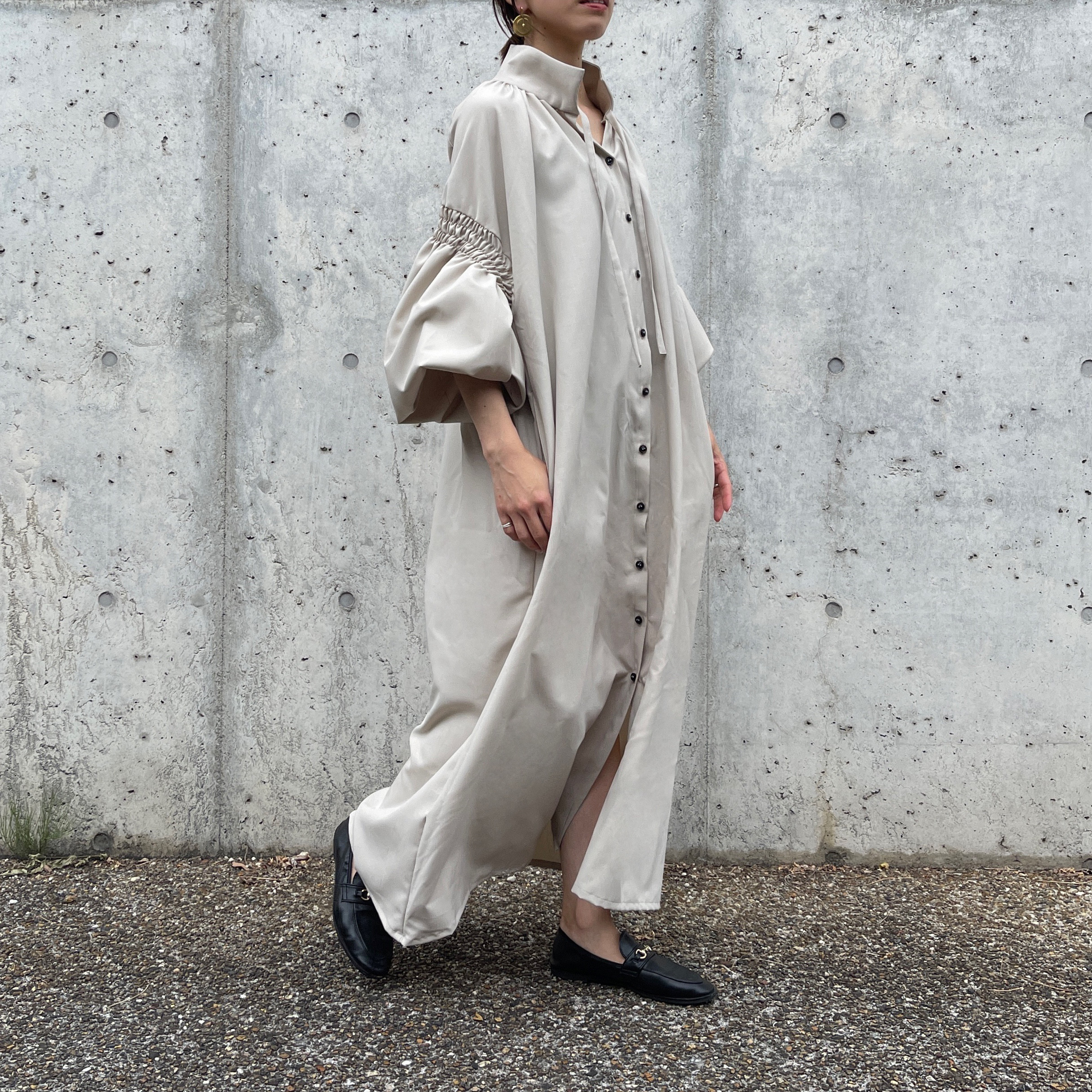 リネンライクパフスリーブワンピース (グレージュ）