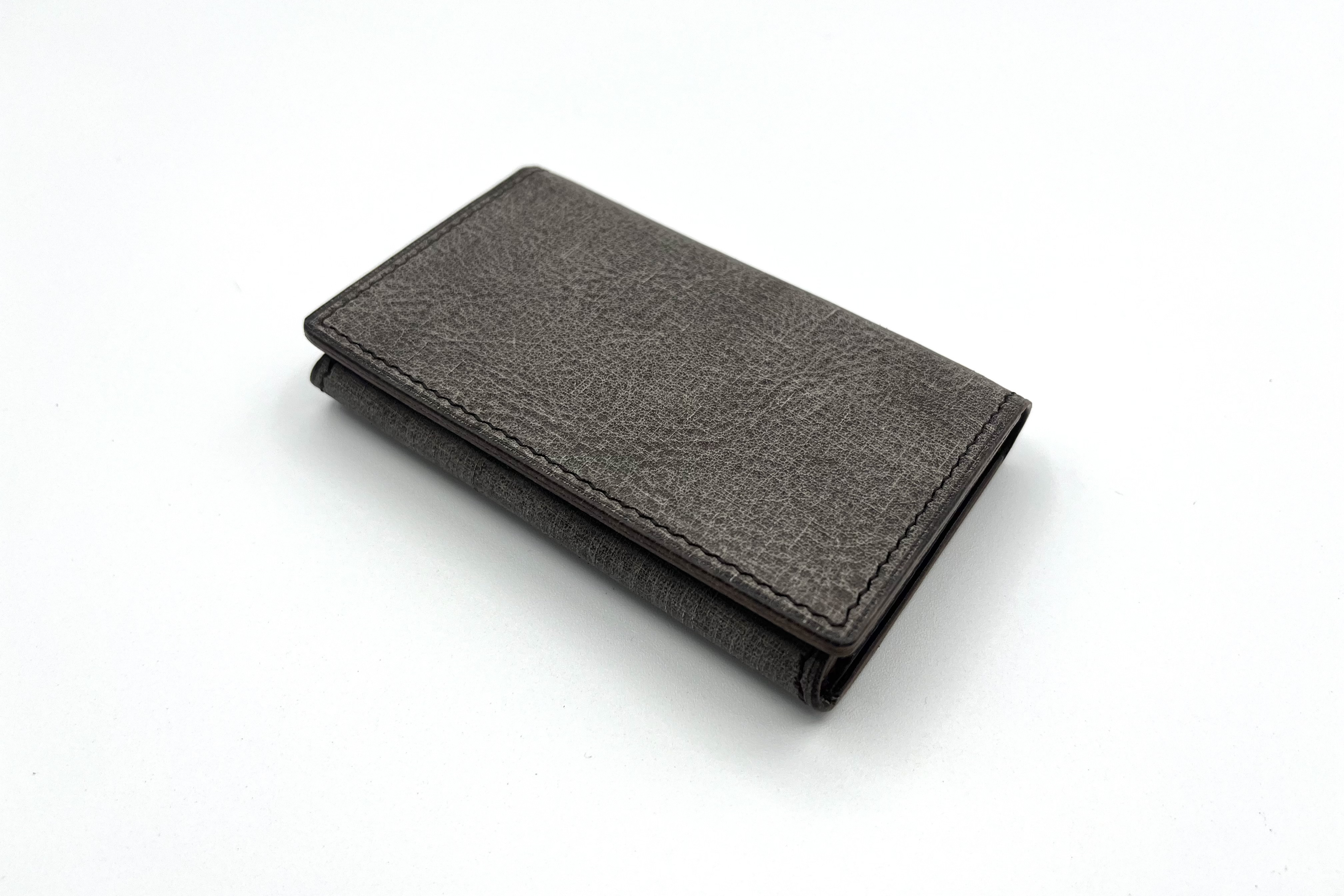 在庫処分30%OFF【¥12,100→¥8,470】マグネットで閉まる名刺入れ