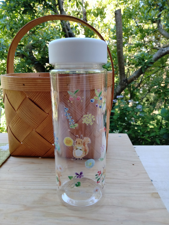 ボトル水筒500ml「エゾリスと森の花」 1枚目の画像
