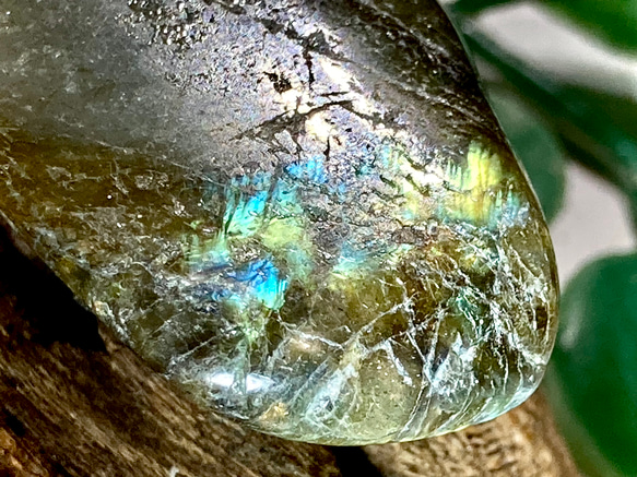 【宇宙エネルギー】虹　ラブラドライト　レインボー　原石　タンブル 2枚目の画像