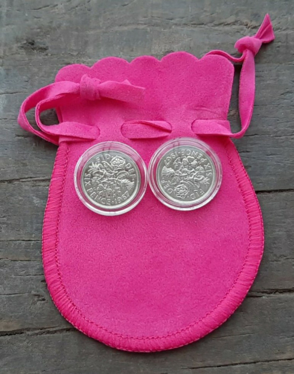 幸せのウェディングコイン ヴィンテージ 英国 ラッキー6ペンス 2枚セット  ミニバッグ付き エリザベス女王 本物 1枚目の画像