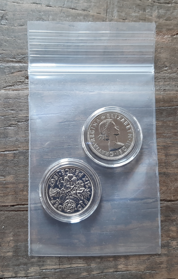 幸せのウェディングコイン ヴィンテージ 英国 ラッキー6ペンス 2枚セット  ミニバッグ付き エリザベス女王 本物 2枚目の画像