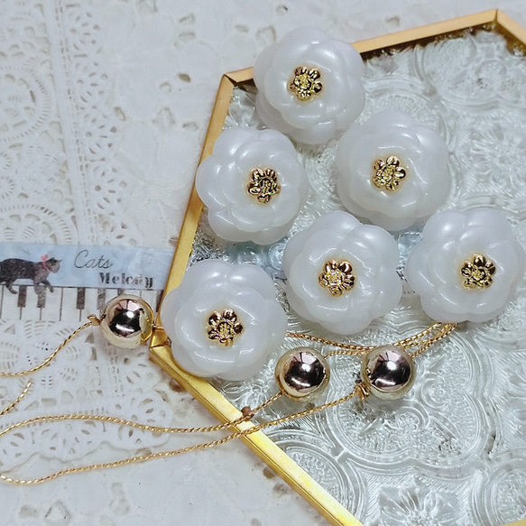 M189.beige【22mm 6 pcs】米色的山茶花 x 金色裝飾鈕扣 第1張的照片