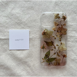 【値下げ中！】 ♡押し花×ペイントケース♡ 《モスグリーンな小花たち》iPhone 12mini対応 1枚目の画像