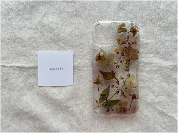 【値下げ中！】 ♡押し花×ペイントケース♡ 《モスグリーンな小花たち》iPhone 12mini対応 1枚目の画像