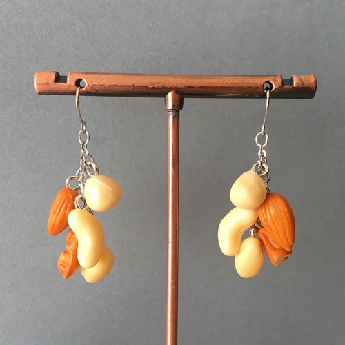 【317】アクリルビーズのイヤリング／ピアス／ナッツ形 クリアパーツ 10個セット 透明 23 ナツメ型 ナッツ 棗 アクリル ビーズ