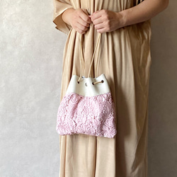 巾着バッグ 本革 × ケミカルレース 生地 刺繍 / クリームラメ × ベビーピンク 2枚目の画像