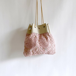 巾着バッグ 本革 × ケミカルレース 生地 刺繍 / クリームラメ × ベビーピンク 1枚目の画像