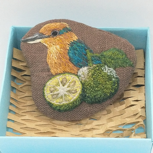 手刺繍ブローチ(ミヤコショウビンとシークワーサー) ブローチ