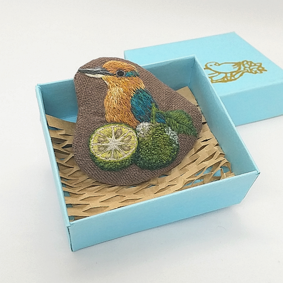 【ミヤコショウビン】ビーズ刺繍ブローチバッグチャーム ミヤコショウビン】ビーズ刺繍ブローチバッグチャーム - メルカリ