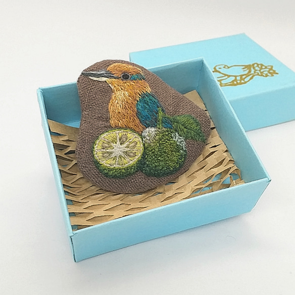 手刺繍ブローチ(ミヤコショウビンとシークワーサー) ブローチ