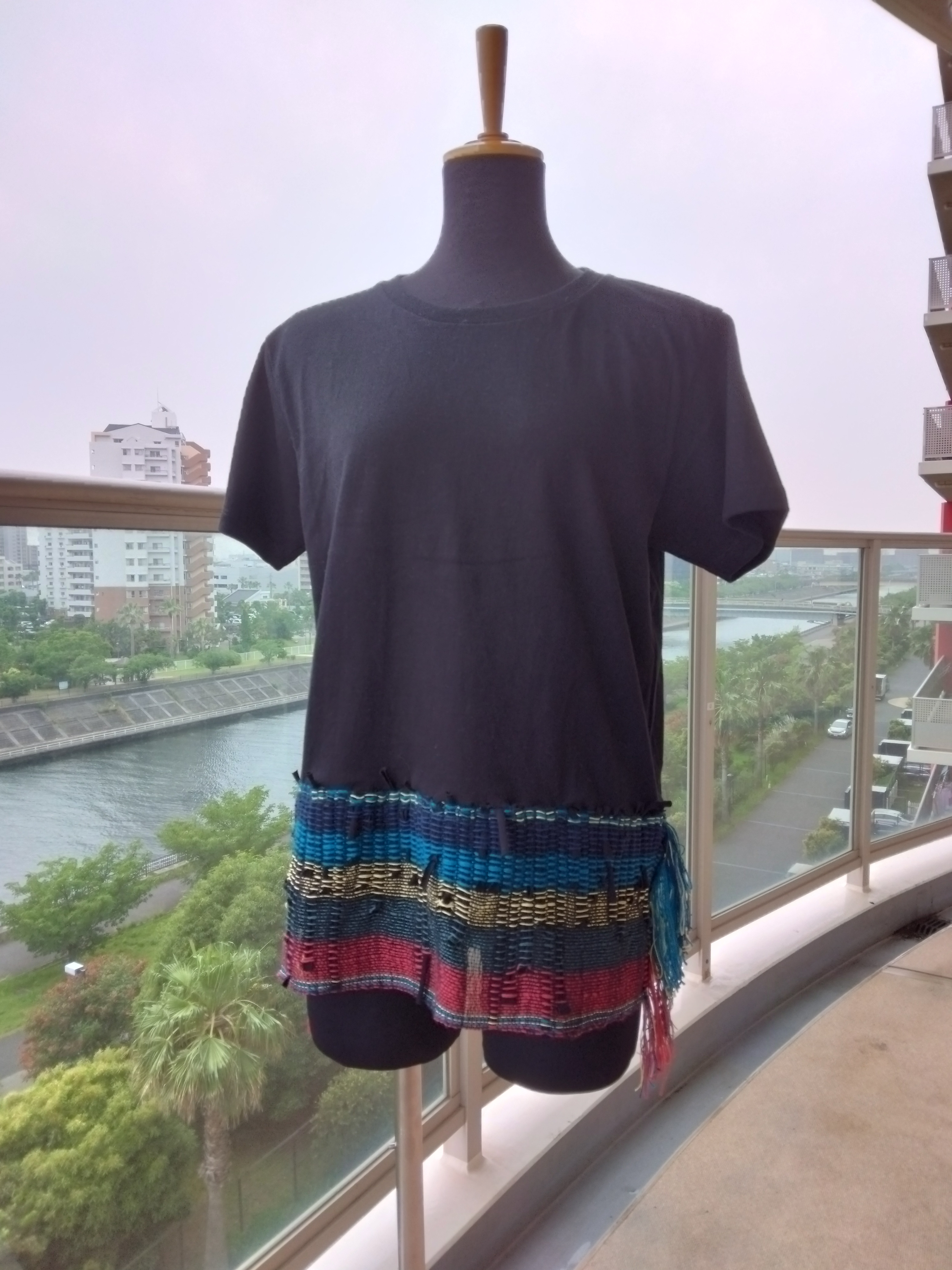 手織を加えたTシャツ（ブラック）