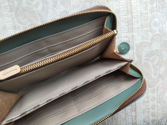 刺繡皮革錢包“LIFE”Mizuasa綠色（牛皮）☆超薄圓形拉鍊類型☆ 第3張的照片