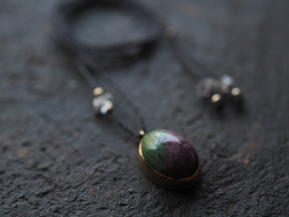 ruby in zoisite brass necklace (tokoshie) 7枚目の画像