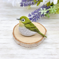 メジロ 刺繍 ブローチ （ 野鳥 鳥 小鳥 ） ブローチ mame.pii