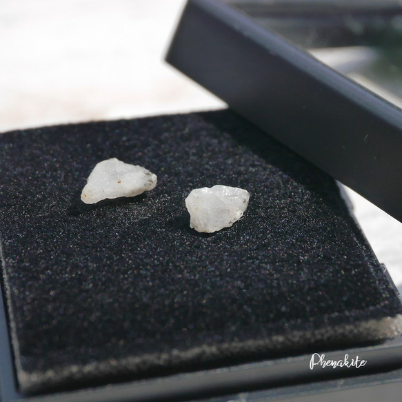 天然石フェナカイト2個セット合計約1.20ct(ブラジル産)結晶原石ルースケース付属鉱物[phe-220617-09] 1枚目の画像