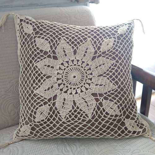 レース編み・花柄タッセル付クッション（ブラウン） クッション