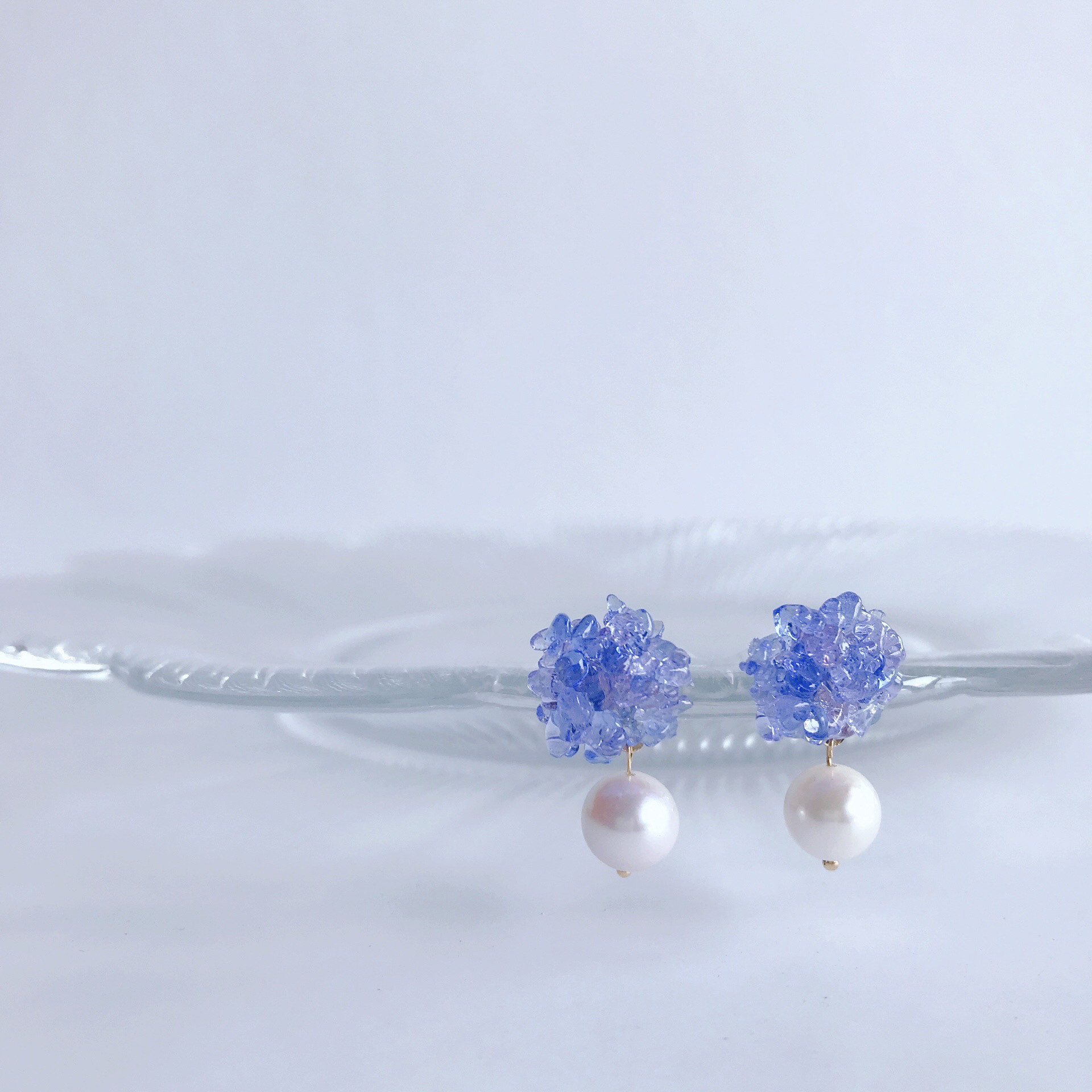 紫陽花と露珠（つゆだま）♢青♢ピアス・イヤリング（ガラス、あこや真珠）⭐️チタン