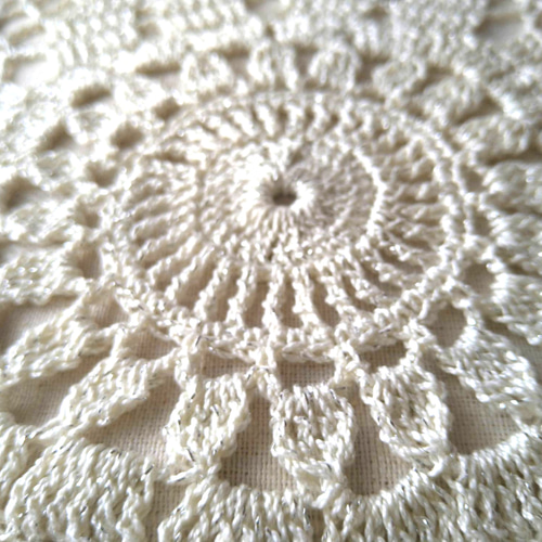 レース編み・花柄タッセル付クッションカバー（アイボリー