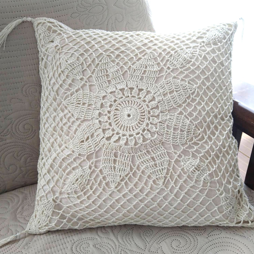 レース編み・花柄タッセル付クッションカバー（アイボリー