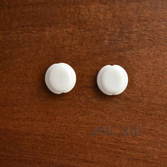 2個　チェコのフラットビーズ　ホワイト　ガラス　コイン　シンプル　丸い　ラウンド　白色　可愛い　おしゃれ　14ミリ　素材 1枚目の画像