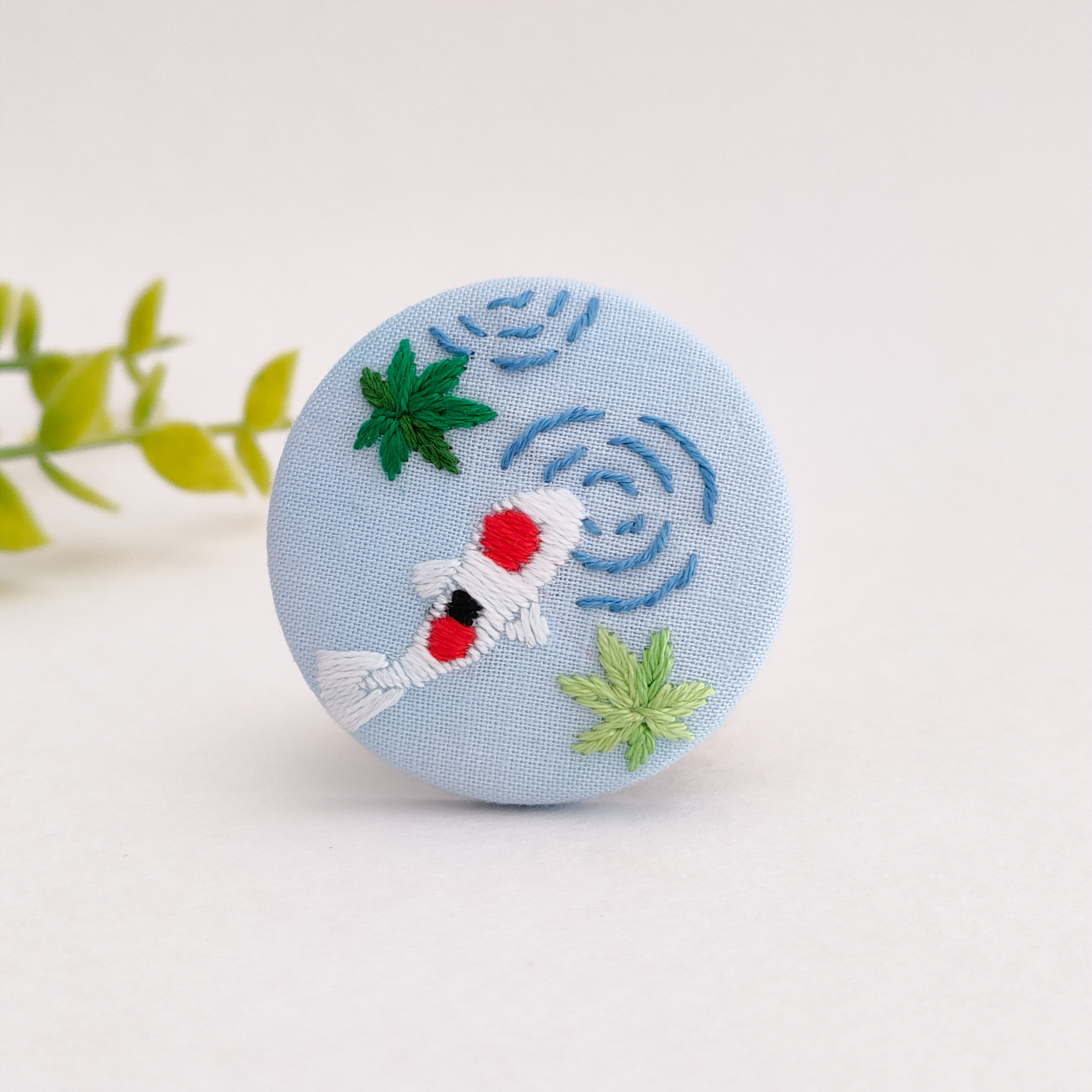 錦鯉ともみじの刺繍ブローチ 日本庭園 ブローチ かなちゃん手