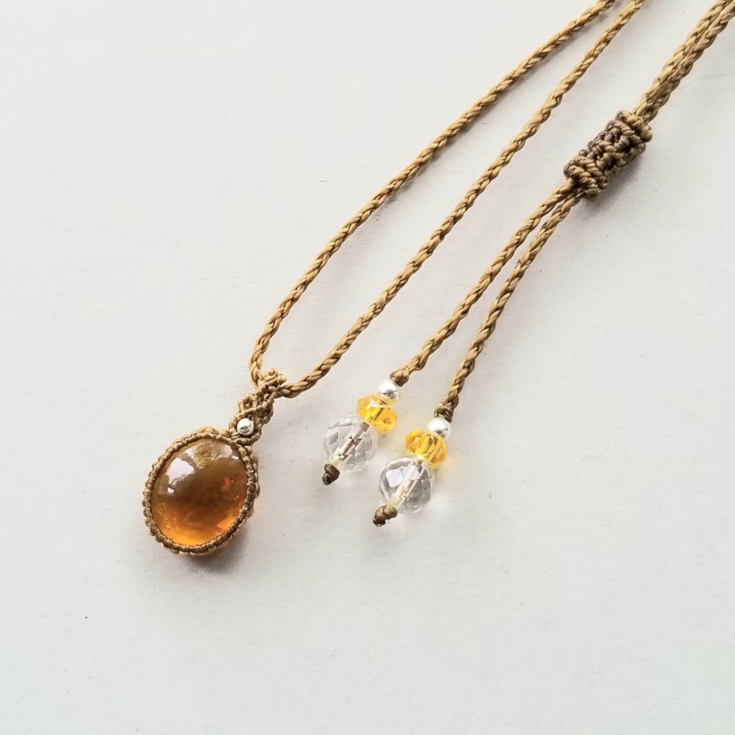 大粒ロマネサイトインシトリンのシンプルマクラメ編みペンダント 琶煌』ロマネサイトインシトリンとハイクリアシトリンのマクラメ