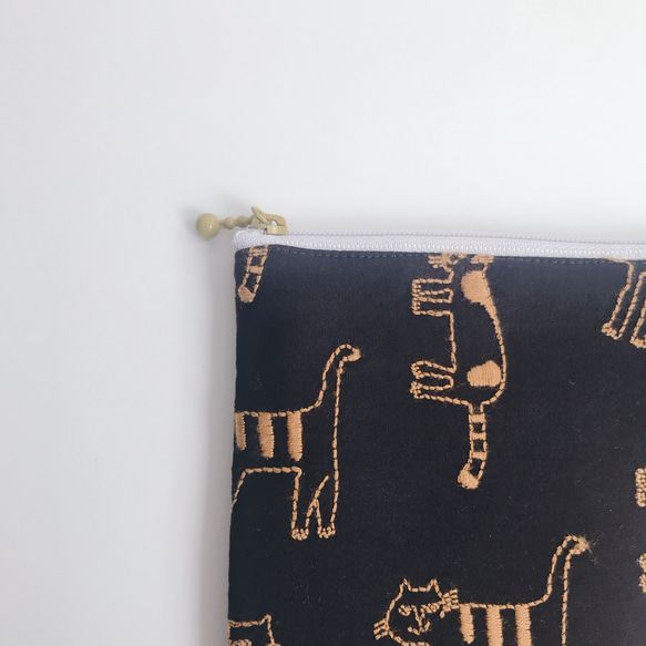 ‍(=^x^=) neco neco フラットポーチ　4カラー　ポケット＆仕切り付き　猫刺繍コットン生地 11枚目の画像